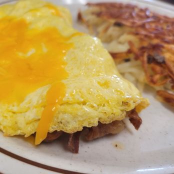The Hungry Hollow - My friend bacon & cheesy omelette with crispy hash browns - Breakfast & Brunch Near Me - Carmichael, California