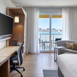 Courtyard by Marriott St. Petersburg Clearwater/Madeira Beach - Guest Room