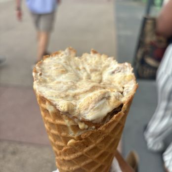 Salt & Straw - Peanut butter brittle fudge and polyglot chocolate brownie ice cream - Ice Cream & Frozen Yogurt Near Me - Orlando, Florida Salt & Straw - Peanut butter brittle fudge and polyglot chocolate brownie ice cream - Ice Cream & Frozen Yogurt Near Me - Orlando, Florida