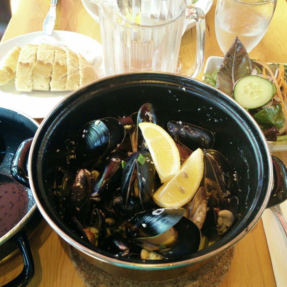 Salade de Fruits Cafe - Moules et salad - French Near Me - Vancouver, British Columbia