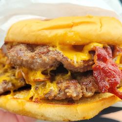 Bill & Bea's Drive In - Bacon cheeseburger!