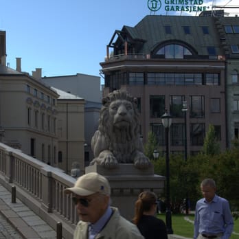 Stortinget - Einer der den Eingang flankierenden Löwen - Landmarks & Historical Buildings Near Me - Oslo, 03