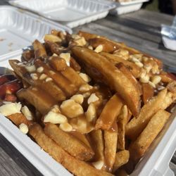 The Snack Shack - Large poutine