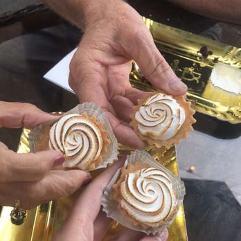 Le Chocolat Du Bouchard - Lemon meringue tarts - Chocolatiers & Shops Near Me - Naperville, Illinois Le Chocolat Du Bouchard - Lemon meringue tarts - Chocolatiers & Shops Near Me - Naperville, Illinois