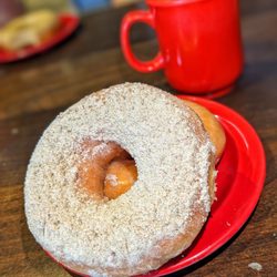 Rise'N Roll Bakery - Cinnamon caramel donut