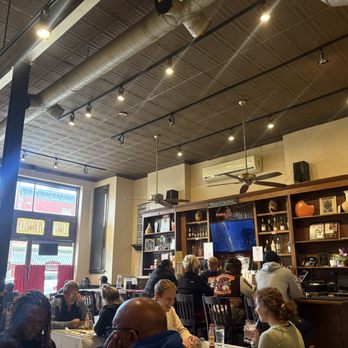 Mama J's Kitchen - Main dining/ bar area - Soul Food Near Me - Richmond, Virginia