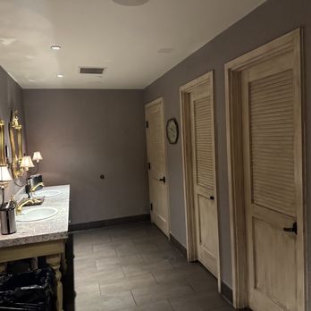 Fixe Austin's Southern House - Even the bathrooms are beautiful - Southern Near Me - Austin, Texas Fixe Austin's Southern House - Even the bathrooms are beautiful - Southern Near Me - Austin, Texas