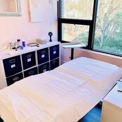 H.E.R. Dermaplane Bar - Skin care treatment room