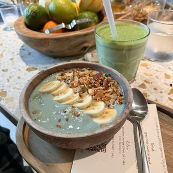 TBB 122 - Blue smoothie bowl with matcha latte - Breakfast & Brunch Near Me - Alpharetta, Georgia