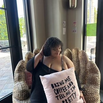 Lady & the Mug - seating - Coffee & Tea Near Me - Tampa, Florida
