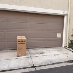 FedEx Ship Center - The garage in the back alley is not the front door
