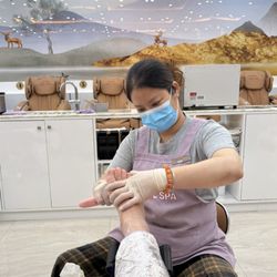 Fashion Nail Spa - Getting a nice massage while wearing a mask