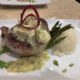 Filet mignon with limp crab meat, asparagus and mash Filet mignon with limp crab meat, asparagus and mash