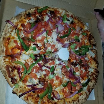 RoadHouse Pizza - Buffalo chicken pizza with extra garlic - Pizza Near Me - Crestline, California RoadHouse Pizza - Buffalo chicken pizza with extra garlic - Pizza Near Me - Crestline, California