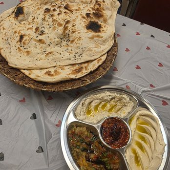 Bab Al Yemen - Mix of 3 dips and bread - Middle Eastern Near Me - Munich, BY Bab Al Yemen - Mix of 3 dips and bread - Middle Eastern Near Me - Munich, BY