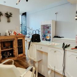 Zephyr Blowout & Salon - Inside