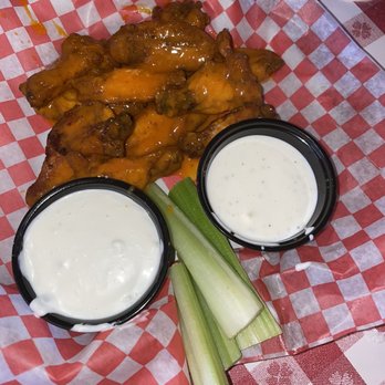 Bennett's Pit Bar-B-Que - Spicy chicken wings - Barbeque Near Me - Pigeon Forge, Tennessee