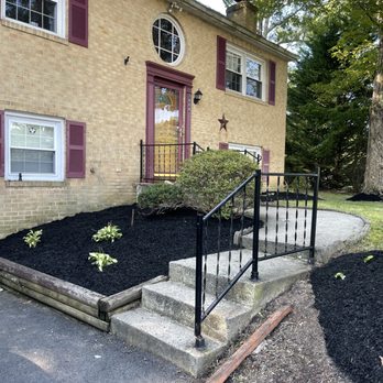 Gomez lawn care services - the front of a house - Lawn Services Near Me Gomez lawn care services - the front of a house - Lawn Services Near Me