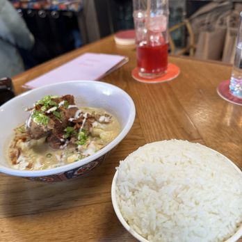 Eem - Pulled pork Green curry  with Rice - Cocktail Bars Near Me - Portland, Oregon