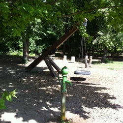 Abenteuerspielplatz - Schaukel und Pumpe