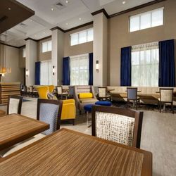 Hampton Inn & Suites Falls Church - Breakfast Area