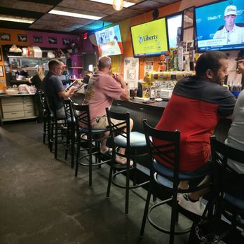 The Butt Hutt Smokehouse - Bar area - Barbeque Near Me - Jacksonville, Florida