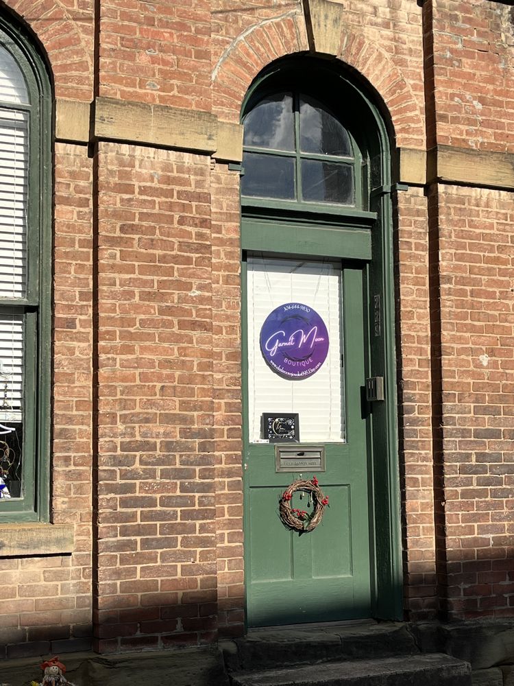 Garnet Moon Boutique Logo