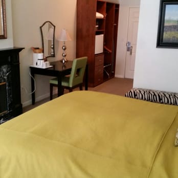 Geyserville Inn - Nice room with a view of the pool, not vineyards, but an excellent bed. - Hotels Near Me - Geyserville, California Geyserville Inn - Nice room with a view of the pool, not vineyards, but an excellent bed. - Hotels Near Me - Geyserville, California