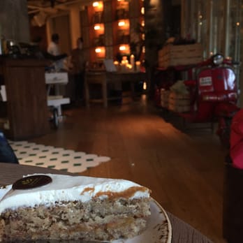 Perrachica - Tarta de plátano y tofu - Mediterranean Near Me - Madrid, M