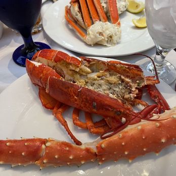 Cafe Sierra - Steamed lobster, king crab leg, snow crab legs & Dungeness crab legs - New American Near Me - Universal City, California