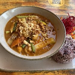 Vietnam Deli - Rindfleisch in Erdnuss Soße und Gemüse