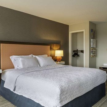 Hampton Inn - Guest room - Hotels Near Me - Manchester, New Hampshire
