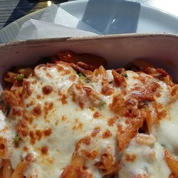 La Taverna al Porto - Penne gratinate - in Hackfleisch-Sahnesauce mit Schinken, Champingons und Erbsen überbacken