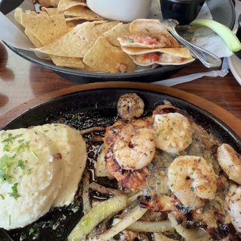 Applebee's Grill + Bar - Bourbon Street Chicken & Shrimp, The Classic Combo, Bacon Ranch Chicken Sandwich - American Near Me - Anaheim, California