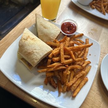 SideBar - Cali Chicken Sandwich - Bars Near Me - Leesburg, Virginia
