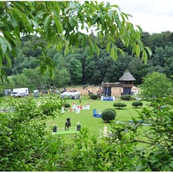 Harburger Reitverein von 1925 e.V. - LPO Turnier 2011, Gras-Springplatz und Springplatz (Hinten links), Dressurplatz (hinten rechts)