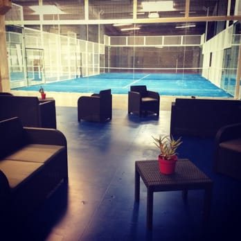 Padel Central - Espace lounge pour voir le spectacle sur le court central panoramique ! - Sports Clubs Near Me - Dardilly, 69