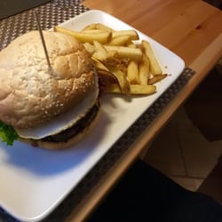 Tasch am Kornmarkt - Der amerikanische Burger: ein klassischer Hamburger mit Bacon & Spiegelei