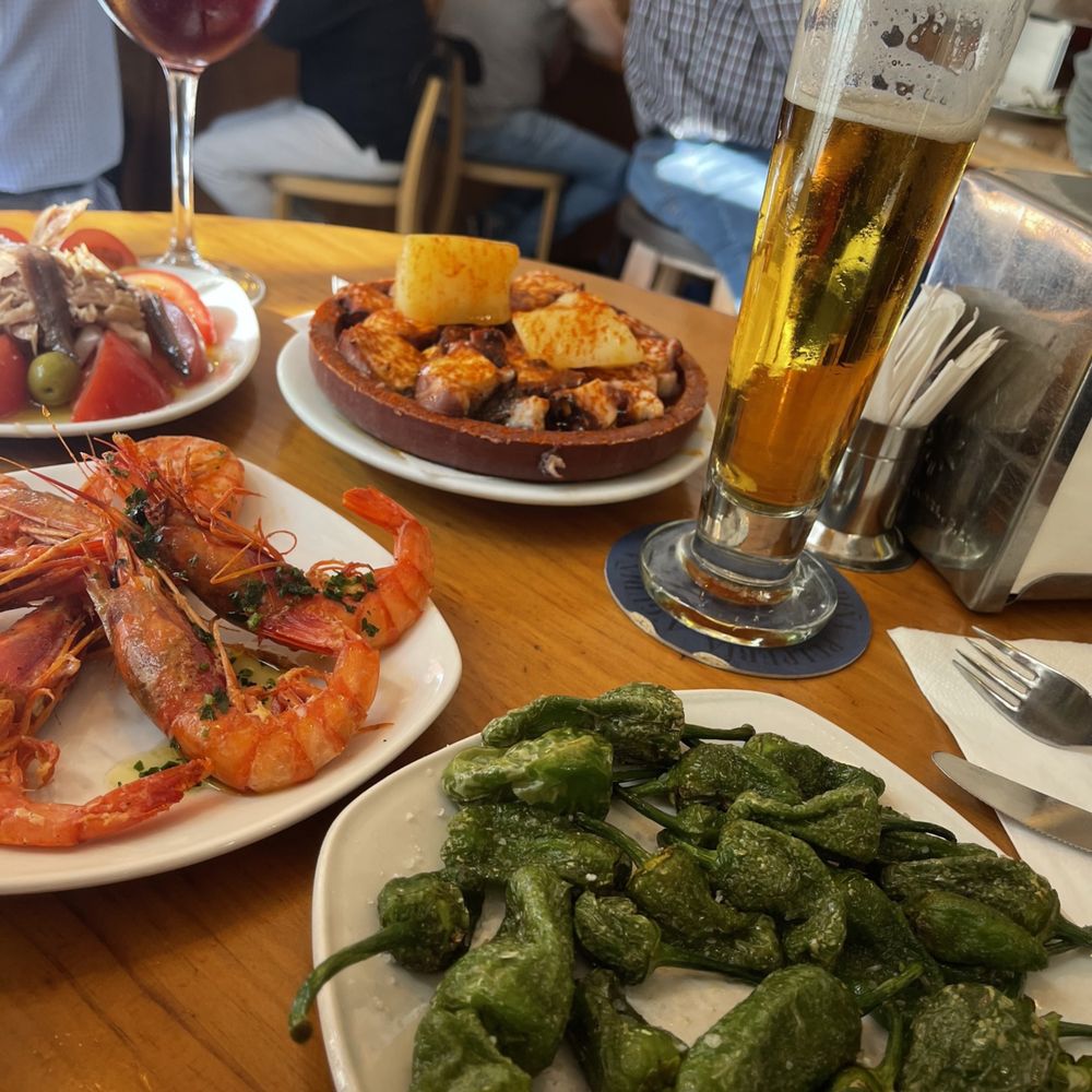 Pulpería A Gudiña - I thought they were shishito peppers but they taste just as good! Needed some greens to all the meat we've had!!! ;-b - Spanish Near Me - Barcelona, B Pulpería A Gudiña - I thought they were shishito peppers but they taste just as good! Needed some greens to all the meat we've had!!! ;-b - Spanish Near Me - Barcelona, B