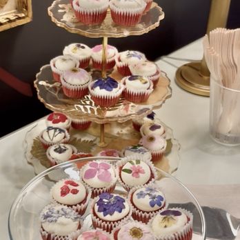 Kathy's Kakery - Mini cupcakes with edible flower - Desserts Near Me Kathy's Kakery - Mini cupcakes with edible flower - Desserts Near Me