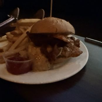 CMX CinéBistro Waverly Place - CMX Burger* with gluten-free bun - Cinema Near Me - Cary, North Carolina CMX CinéBistro Waverly Place - CMX Burger* with gluten-free bun - Cinema Near Me - Cary, North Carolina
