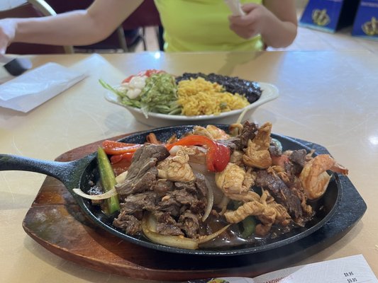 Pupuseria Mana by null