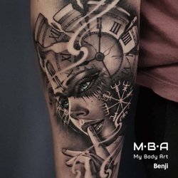 MBA - My Body Art - Tatouage femme horloge réaliste, réalisé par Benji, en guest à MBA - My Body Art Lyon
