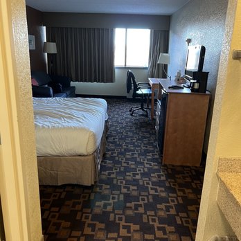 Days Inn by Wyndham Gettysburg - Hallway between the bathroom and sink - Hotels Near Me - Gettysburg, Pennsylvania
