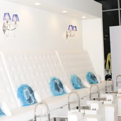 L'acqua Nail Spa - Lounge - main pedicure area