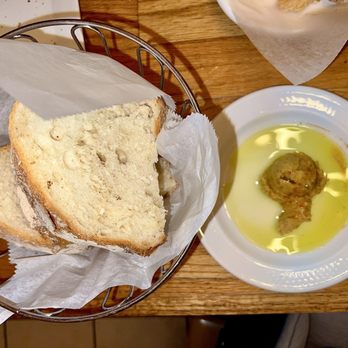 Rozafa Mediterranean Bistro - Complimentary bread with hummus and olive oil - Mediterranean Near Me - Quincy, Massachusetts