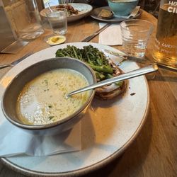 Stereo - Cauliflower cream soup and broccoli sandwich