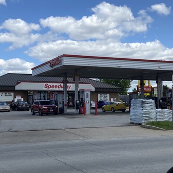 Speedway - a view of a gas station from the side of the road - Convenience Stores Near Me - Louisville, Kentucky Speedway - a view of a gas station from the side of the road - Convenience Stores Near Me - Louisville, Kentucky