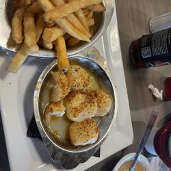 Canary Grill - Delicious scallops and tasty fries!