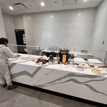 The Club - As you can see, there is very little food offerings in this lounge - Airport Lounges Near Me - Chicago, Illinois